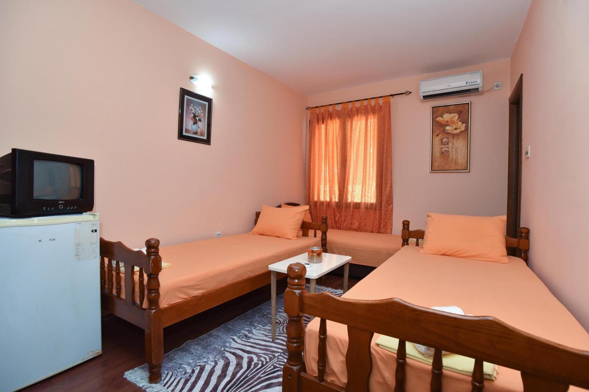 Vila Apartments Lidija Petrovac Buitenkant foto